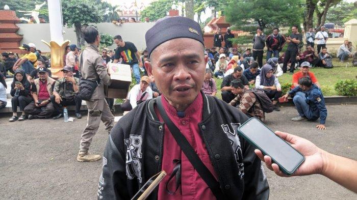 Dulhadi (52), seorang guru honorer di SMPN 1 Gunungjati, salah satu peserta aksi unjuk rasa ratusan tenaga honorer ke gedung DPRD Kabupaten Cirebon, Jumat (10/1/2025).