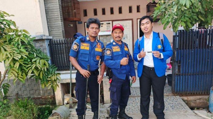 EVAKUASI NAME TAG - Proses evakuasi name tag yang tercemplung ke dalam selokan berlapis beton di Perum Margalaksana, Kelurahan Margadadi, Kecamatan/Kabupaten Indramayu, Rabu (16/7/2025). 