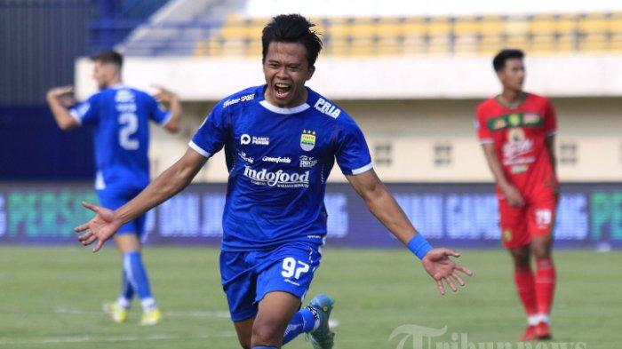 Pemain Persib Bandung Edo Febriansah saat merayakan gol ke gawang Persebaya Surabaya.