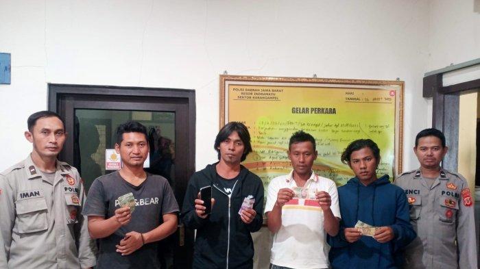 Empat pelaku judi saat diamankan polisi di Mapolsek Karangampel, Indramayu