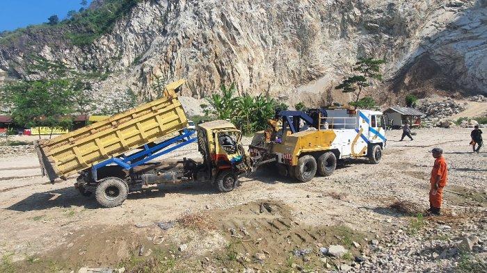 EVAKUASI TRUK - Petugas saat mengarahkan mobil derek yang menarik truk yang berhasil dievakuasi dalam longsor Gunung Kuda, Desa Cipanas, Kecamatan Dukupuntang, Kabupaten Cirebon, Sabtu (31/5/2025).