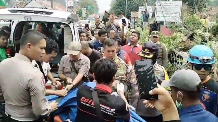 Evakuasi korban tewas akibat tertimpa pohon di Depan Gedung Perpusda Subang