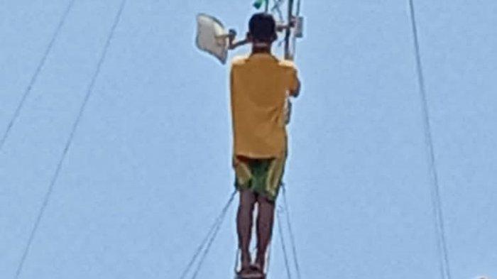 F (18) nekat panjat tower setinggi 50 meter di Desa/Kecamatan Losarang, Kabupaten Indramayu, Rabu (20/9/2023)