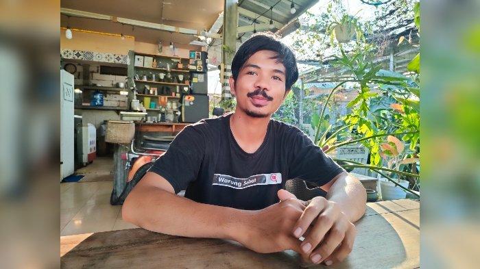 Fajar Dwi Mulyana (30) di kedai Kopi Badax miliknya di Blok Badak Desa Mundakjaya, Kecamatan Cikedung, Kabupaten Indramayu, Minggu (25/6/2023).