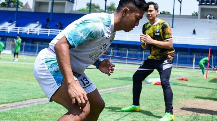 Febri Hariyadi dan Kakang Rudianto mulai kembali ke lapangan di Stadion Sidolig, Kota Bandung, Kamis (12/10), setelah pulih dari masalah kebugaran yang sempat dialami keduanya beberapa pekan lalu