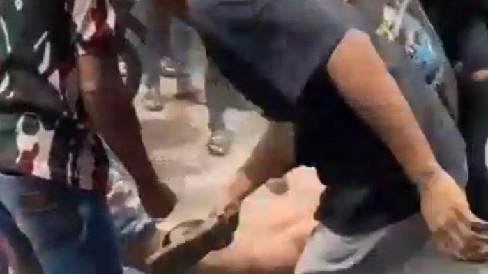 Foto tangakapan layar video maling babak belur dihajar warga di Kuningan  