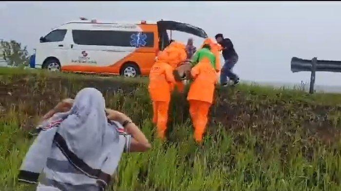 Foto tangkapan video viral kecelakaan hebat melibatkan kepala dinas koperindag Kuningan di Jalan Tol Tegal