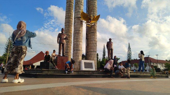 Masyarakat saat berfoto di dekat Patung Bung Karno dan Bung Hatta di Alun-alun Puspawangi Indramayu, Minggu (3/3/2024).