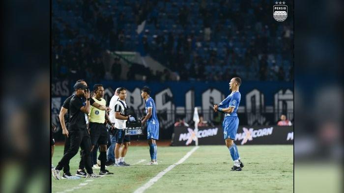 Selebrasi Gustavo Franca usai mencetak gol ke gawang PSIS Semarang. Di laga ini Persib Bandung menang 2-1.