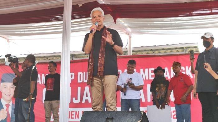 Capres nomor urut tiga, Ganjar Pranowo, saat menyampaikan sambutan dalam kunjungannya di Agrowisata Desa Putridalem, Kecamatan Jatitujuh, Kabupaten Majalengka, Sabtu (23/12/2023).