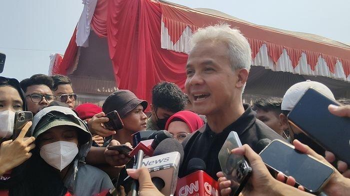 Capres nomor urut 3, Ganjar Pranowo saat berkunjung ke TPI Karangsong Indramayu, Sabtu (23/12/2023).