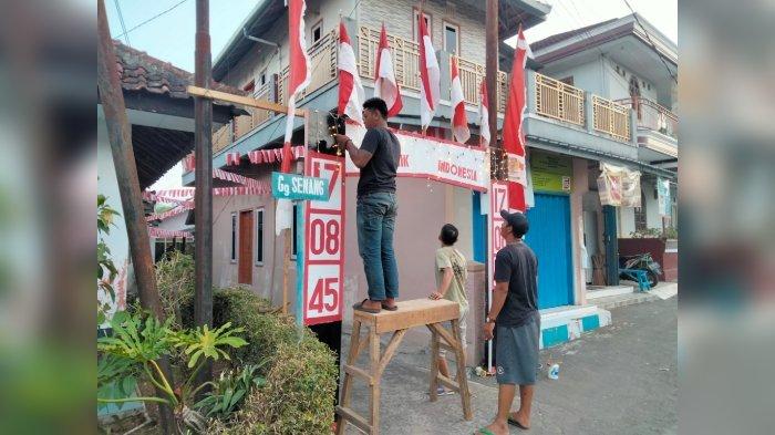 Warga Desa Lingajati saat membuat gapura menyambut Hari Kemerdekaan RI.