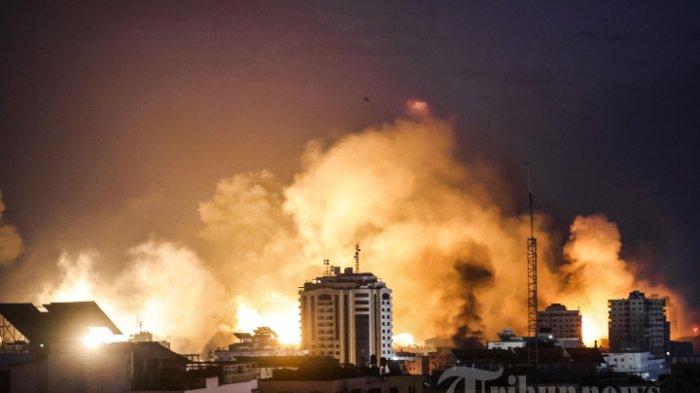 Bola api meletus selama pemboman Israel di Kota Gaza pada 9 Oktober 2023. Israel memberlakukan pengepungan total di Jalur Gaza pada 9 Oktober dan memutus pasokan air karena terus membom sasaran di daerah kantong Palestina yang padat sebagai tanggapan atas serangan mendadak Hamas. hal ini disamakan dengan serangan 9/11. (Photo by MOHAMMED ABED / AFP)