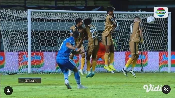 Gol pemain Persib Bandung, Ezra Walian ke gawang Dewa United di Stadion GBLA Kota Bandung, Jumat (14/7/2023). Gol itu menjadi gol terbaik pada laga pekan ketiga Liga 1 musim ini.