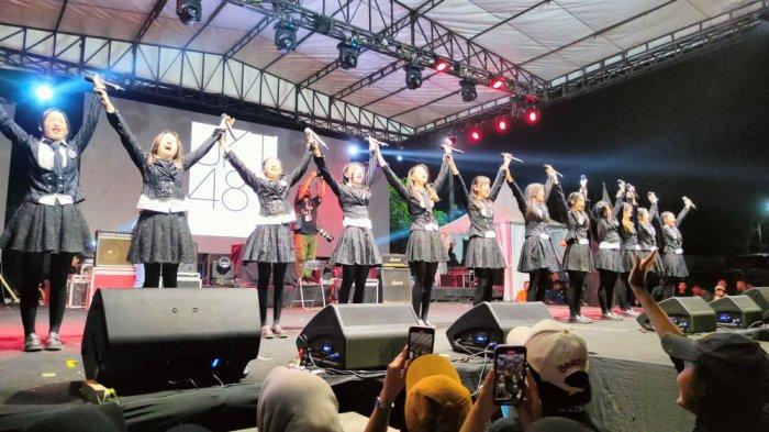 Grup idola JKT48 saat konser dalam Wiralodra Festival di Kampus Unwir Indramayu, Sabtu (26/8/2023) malam