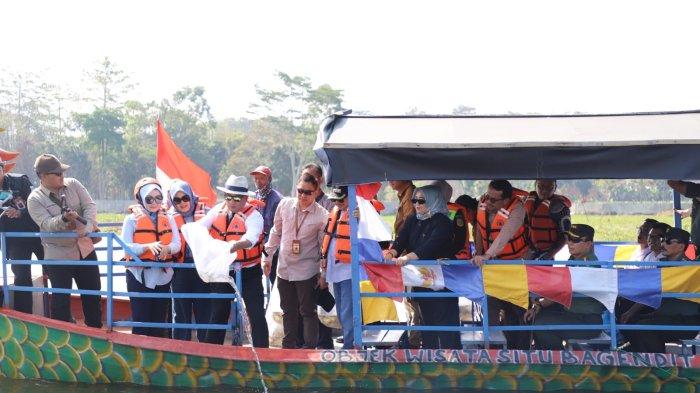 Gubernur Jawa Barat Ridwan Kamil menabur benih ikan saat peresmian kawasan wisata Situ Bagendit yang terletak di Kabupaten Garut, Jawa Barat, Senin (21/8/2023)