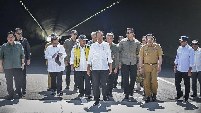 Gubernur Jawa Barat Ridwan Kamil tampak mendampingi Presiden Republik Indonesia Joko Widodo saat peresmian operasional Tol Cileunyi-Sumedang-Dawuan (Cisumdawu) secara penuh di Twin Tunnel KM 169/200, Kabupaten Sumedang, Jawa Barat pada Selasa (11/7/2023)