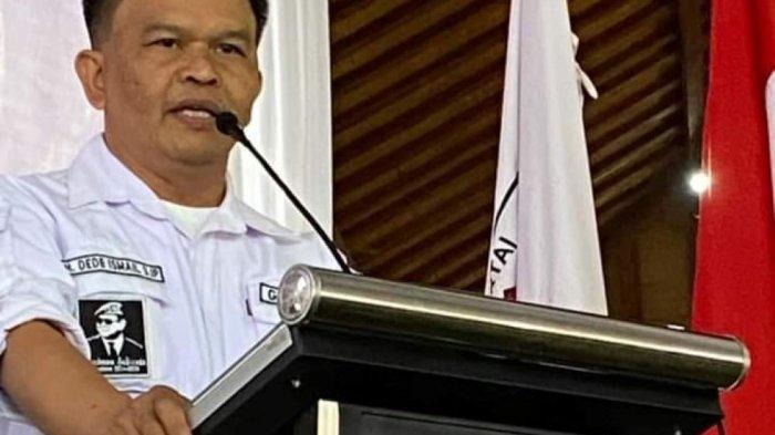 H Dede Ismail, Ketua DPC Gerindra Kuningan saat berpidato politik di hadapan kader Gerindra di Kawasan wisata Arunika Eatery