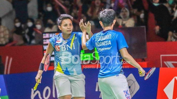 Atlet bulutangkis ganda putri Indonesia, Apriyani Rahayu dan Siti Fadia Silva Ramadhanti, sedang memberikan semangat dengan simbol salaman di Istora Senayan, Jakarta, 11 Juni 2022.