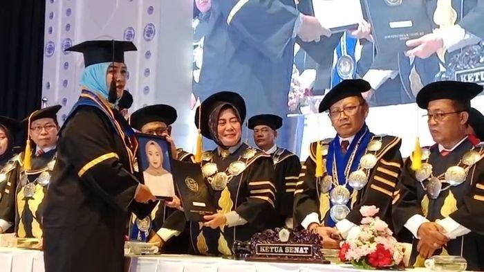 Momen haru seorang ibu bernama Ferra Herliana menggantikan anaknya yang telah meninggal dunia dalam acara wisuda ke-71 Universitas Gunung Jati (UGJ) Cirebon, Sabtu (27/4/2024).