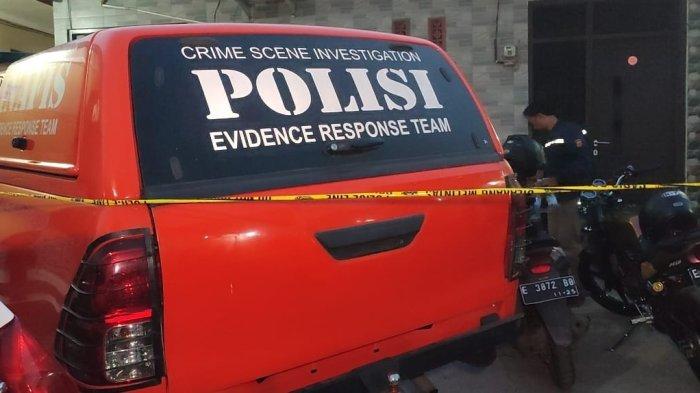 Garis polisi di indekos tempat perempuan muda ditemukan tewas di Desa/Kecamatan Kedawung, Kabupaten Cirebon, Kamis (9/5/2024).