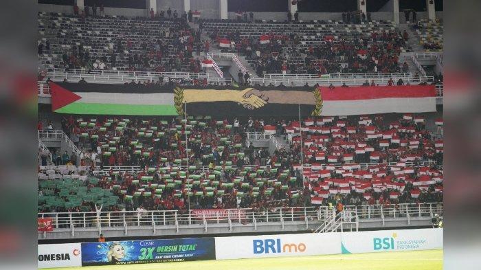 Koreografi Indonesia dan Palestina di stadion.