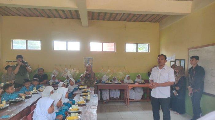 KISAH IPDA RAHMATULLAH - Ipda Rahmatullah, Kanit Reskrim Polsek Pabedilan Polresta Cirebon sekaligus Pendiri Sekolah Yayasan Akbar Bintang Rahmatullah di Jalan Nyi Ageng Serang RT 3/1, Blok Bunut, Desa Sindang, Kecamatan Dukupuntang, Kabupaten Cirebon.