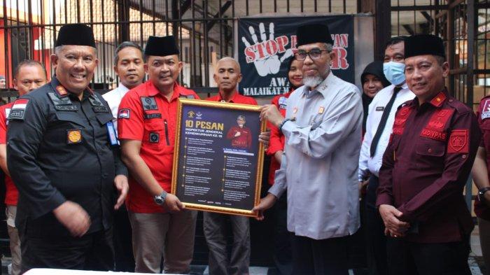 Irjen Kemenkumham RI, Razilu (kedua kanan), Kepala Kanwil Kemenkumham Jawa Barat, R Andika Dwi Prasetya, dan Kadivpas Jawa Barat, Kusnali, saat mengunjungi Lapas Kelas IIB Majalengka di Jalan KH Abdul Halim, Kecamatan/Kabupaten Majalengka, Jumat (25/8/2023)