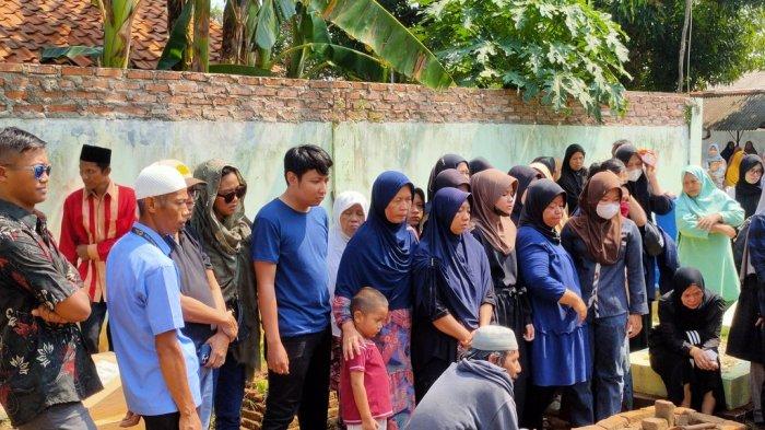 Isak tangis mewarnai proses pemakaman Mayor Purnawirawan Suwanda, korban kecelakaan pesawat di BSD, Jalan Lapangan Sunburst, Serpong, Tangerang Selatan. Pemakaman berlangsung di Tempat Pemakaman Umum (TPU) Kampung Karang Malang, Kelurahan Sunyaragi, Kecamatan Kesambi, Kota Cirebon, pada Senin (20/5/2024)