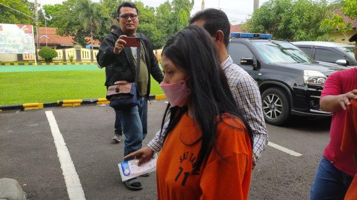 Jajaran Satreskrim Polresta Cirebon menghadirkan seorang ibu muda berinisial NY (22) yang tega membunuh bayinya yang baru lahir dan menguburkannya di belakang warung