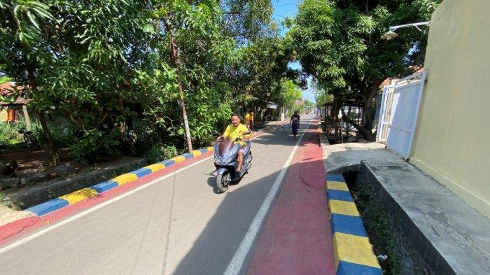 JALAN KAMPUNG DI GANG BUNDER - Jalan kampung di Gang Bunder Desa Ujungaris, Kecamatan Widasari, Indramayu, Jumat (20/6/2025)