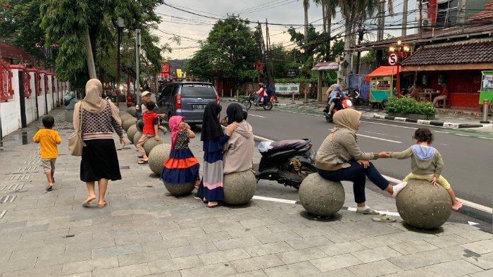 Jalur pedestrian di Jalan Siliwangi tepatnya di Kelurahan Pamoyanan, Kecamatan Cianjur, Kabupaten Cianjur menjadi tempat favorit baru untuk ngabuburit di bulan ramadhan, Senin (18/3/2024)