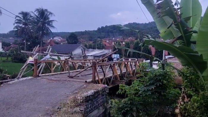 JEMBATAN RUSAK - Jembatan Cibarengkok yang menghubungkan Haurgeulis dan Bantarujeg di Kabupaten Majalengka
