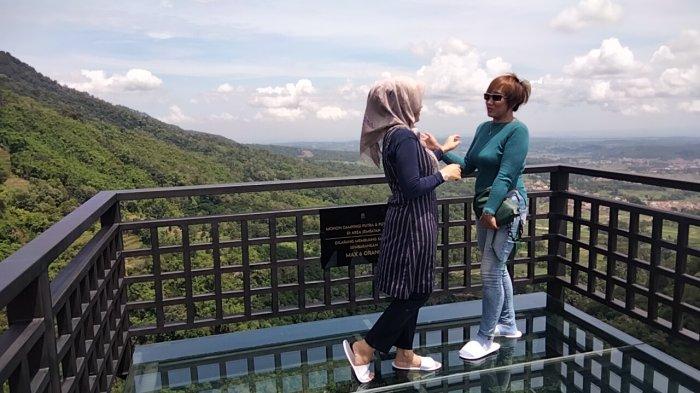 Pengunjung Joglo Arunika saat berada di jembatan kaca.
