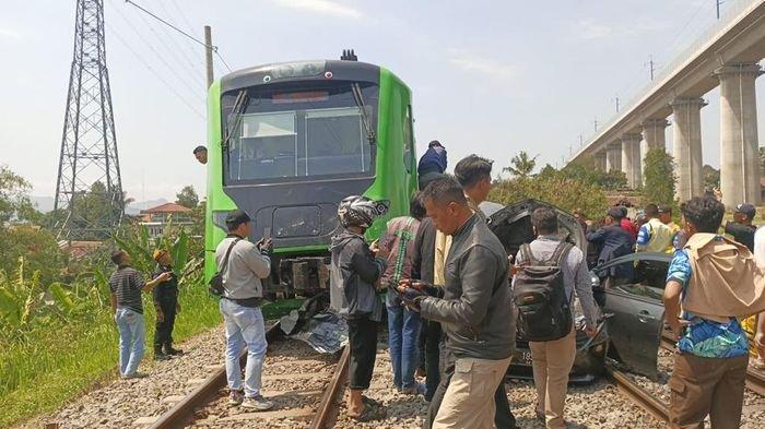 KA Feeder kereta cepat tertemper mobil minibus di Cilame, Kabupaten Bandung Barat, Kamis (14/12/2023).