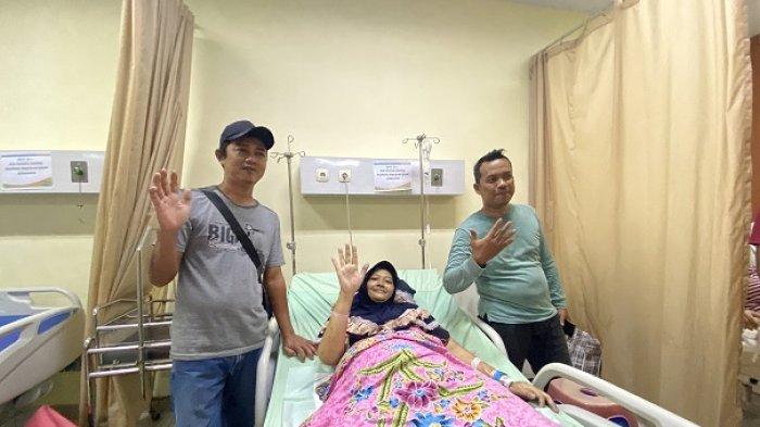 Warsilah (kiri) dan Nuraeni (tengah) orang tua dari 5 bayi kembar yang lahir di RSUD Indramayu saat berfoto bersama saudaranya (kanan), Senin (8/7/2024)