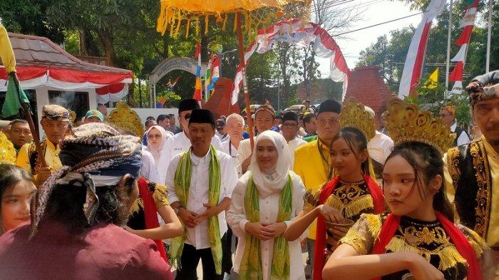 Pasangan bakal calon Wali Kota dan Wakil Wali Kota Cirebon, Effendi Edo dan Siti Farida Rosmawati, resmi mendaftarkan diri ke Komisi Pemilihan Umum (KPU) Kota Cirebon pada Kamis (29/8/2024), yang juga merupakan hari terakhir pendaftaran.
 
 
