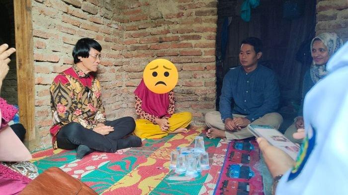 Kak Seto saat mengunjungi rumah korban rudapaksa bocah SD oleh gerombolan anak punk di Kecamatan Kedokan Bunder, Kabupaten Indramayu, Jumat (22/12/2023).