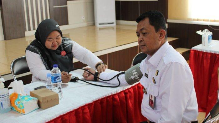 Kalapas Kelas II B Majalengka, Wawan Irawan, saat menjalani skrining sebelum mengikuti donor darah dalam rangkaian HUT ke-78 Kemenkumham RI di Aula Lapas Kelas II B Majalengka, Jalan KH Abdul Halim, Kabupaten Majalengka, Rabu (2/8/2023)
