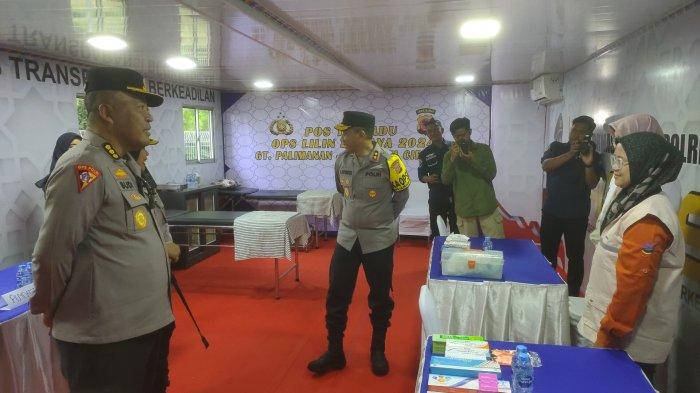 Kapolda Jawa Barat, Irjen Akhmad Wiyagus, didampingi Karo Ops Polda Jabar, Kombes Budi Wasono, melakukan pengecekan langsung ke Posko Terpadu Pengamanan Natal dan Tahun Baru (Nataru) 2024-2025 di eks Gate Tol Palimanan, Kabupaten Cirebon, pada Sabtu (21/12/2024)