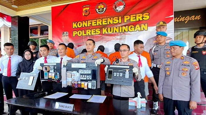 Kapolres AKBP Willy Andrian saat memberikan keterangan dan memberi tahukan barang bukti yang berhasil di amankan