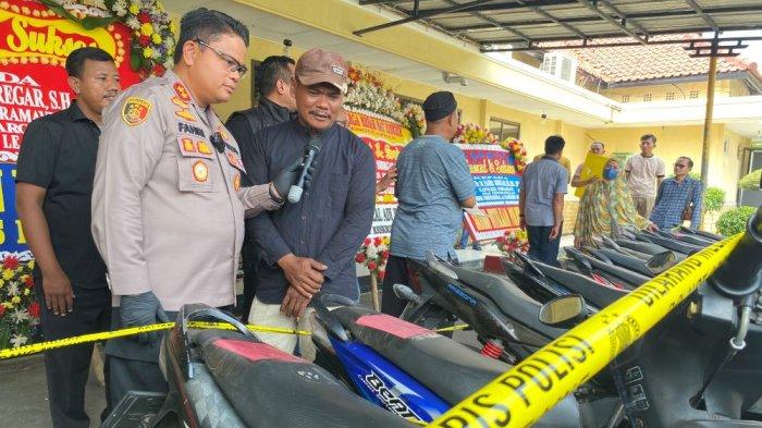 Kapolres Indramayu, AKBP M Fahri Siregar saat menyerahkan motor hasil curian kepada para pemiliknya di Mapolres Indramayu, Rabu (22/5/2024)