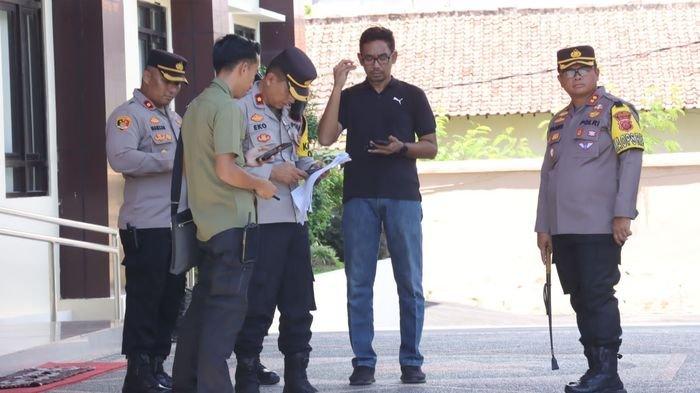 Kapolres Indramayu AKBP M Fahri Siregar bersama jajarannya saat melakukan pengamanan jalannya sidang vonis Pimpinan Ponpes Al Zaytun, Panji Gumilang di PN Indramayu, Rabu (20/3/2024).
