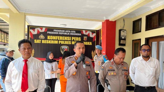 KASUS PEMBUNUHAN - Kapolres Majalengka AKBP Willy Andrian, didampingi Kasatreskrim AKP Ari Rinaldo di Mapolres Majalengka (tengah) saat konpers pelaku pembunuhan