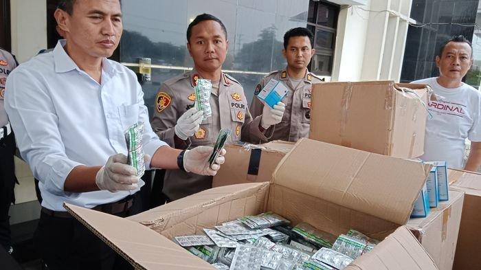 Kapolres Sumedang, AKBP Joko Dwi Harsono (tengah) saat menunjukan barang bukti obat terlarang milik pelaku pengeroyokan di Mapolres Sumedang, Senin (25/3/2024) sore.