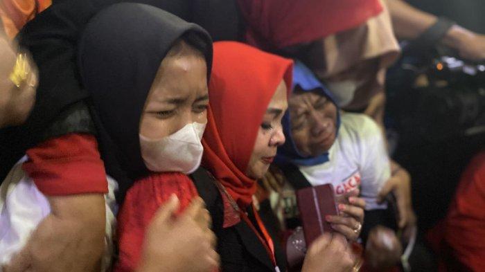 Kartini, ibunda Pegi Setiawan menyaksikan jalannya sidang keputusan praperadilan di PN Bandung, Senin (8/7/2024). Isak tangis mewarnai