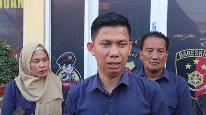 Kasat Reskrim Polresta Cirebon, Kompol Anton (tengah), saat konferensi pers di Mapolresta Cirebon, Jalan R Dewi Sartika, Kecamatan Sumber, Kabupaten Cirebon, Kamis (20/7/2023)