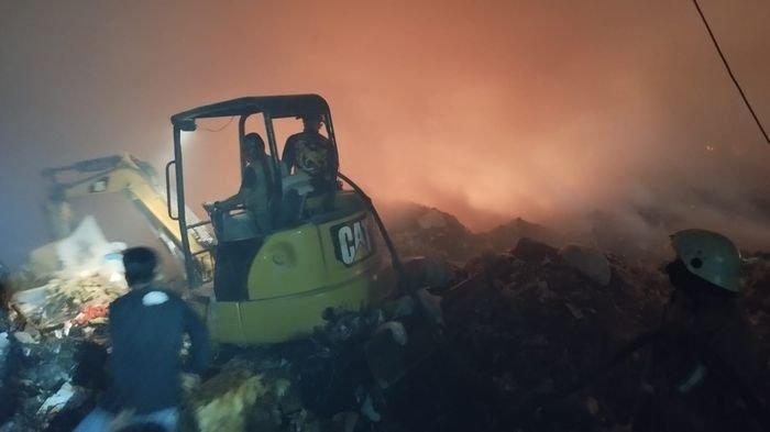 Kebakaran di Tempat Pembuangan Akhir (TPA) sampah Kopi Luhur di Kelurahan Argasunya, Kecamatan Harjamukti, Kota Cirebon masih terbakar hingga pukul 18.38 WIB.