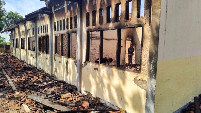 Kebakaran di MTs Hidayatul Mubtabiin di Desa Guwa Lor, Kecamatan Kaliwedi, Kabupaten Cirebon, Minggu (13/8/2023)