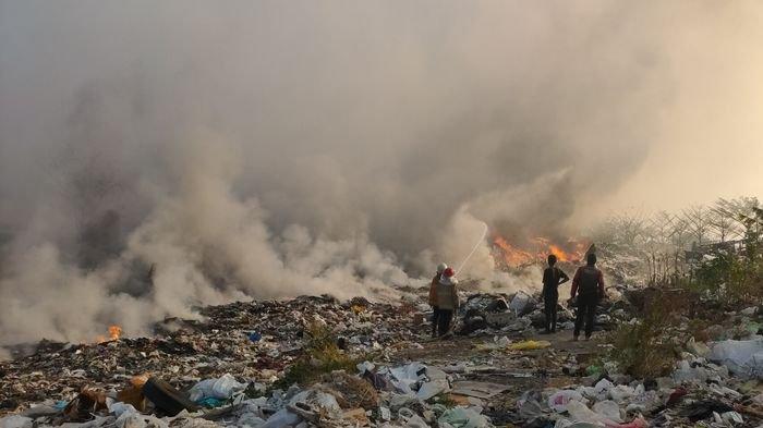 Kebakaran di TPA Kopi Luhur di Kelurahan Argasunya, Kota Cirebon, Sabtu (9/9/2023).